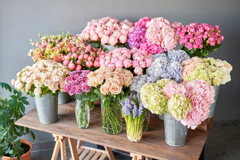 Fresh floral arrangements by Flor Amor for delivery